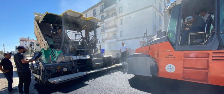 DAHA RAHAT ULAŞIM İÇİN ESKİL İLÇEMİZDE ASFALT SEFERBERLİĞİ